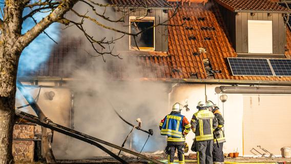 Kerzen am Christbaum brannten: Feuer zerstört Doppelhaushälfte in Gräfenberg