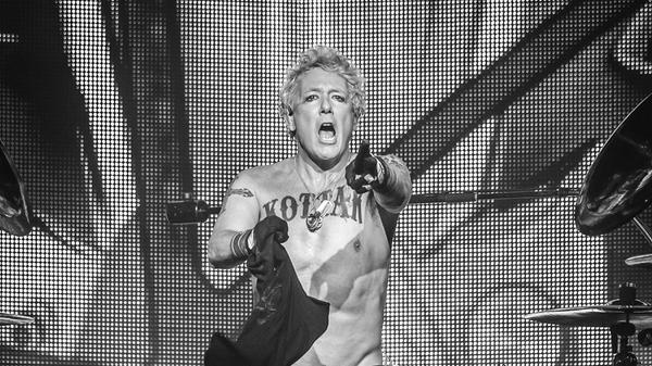 Er saß 20 Jahre lang für die Scorpions hinter dem Schlagzeug: Am 9. Januar 2024 ist der Drummer James Kottak im Alter von 61 Jahren gestorben, wie die Band auf ihrer Homepage mitteilte.