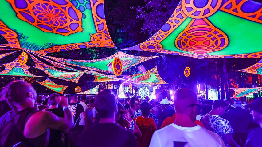 Bunte Deko und Lasershows bringen Festival-Fans in die richtige Stimmung.