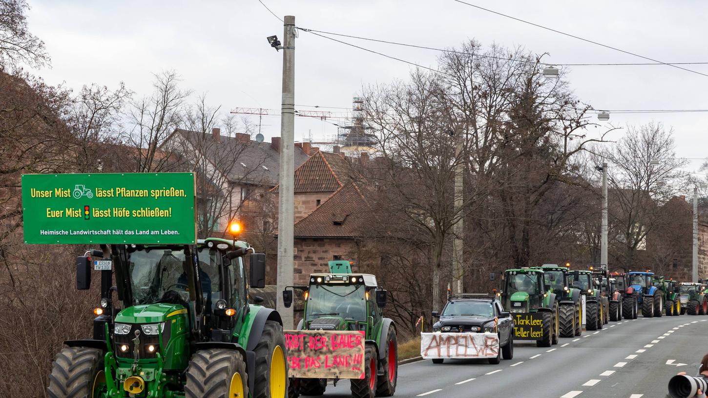 Traktoren, so weit das Auge reicht: Auch am Freitag werden die Autofahrer in Nürnberg in den Genuss kommen, die städtischen Straßen mit ungewöhnlich vielen Landmaschinen zu teilen.