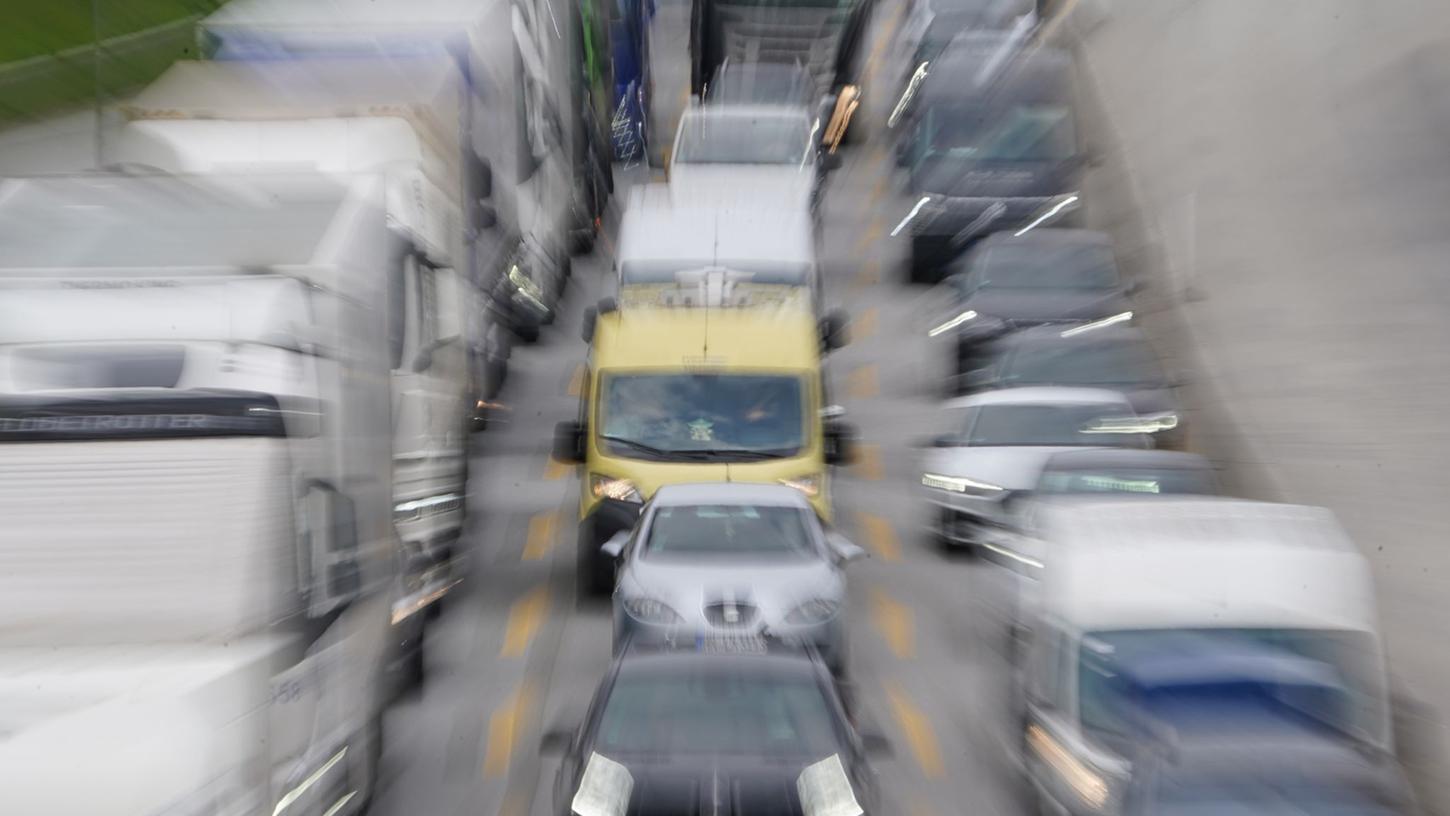 Auf den autobahnähnlichen Bundesstraßen 2 und 17 hatte der Angeklagte mehrfach Steine auf Lkw auf der Gegenfahrbahn geworfen - mit der Absicht zu töten. (Symbolbild) Auf den autobahnähnlichen Bundesstraßen 2 und 17 hatte der Angeklagte mehrfach Steine auf Lkw auf der Gegenfahrbahn geworfen - mit der Absicht zu töten. (Symbolbild)