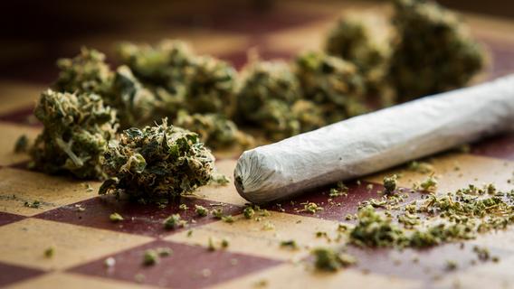 Über 200 Gramm Cannabis und ein Faustschlag: eineinhalb Jahre Haft für einen Weißenburger