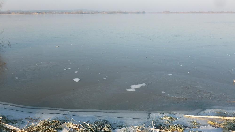 Das sieht verlockend aus und lädt förmlich dazu ein, mal kurz auszutesten, ob das Eis - wie hier am Altmühlsee - schon trägt. Doch das Wasserwirtschaftsamt warnt nachdrücklich davor, die Fränkischen Seen zu betreten.