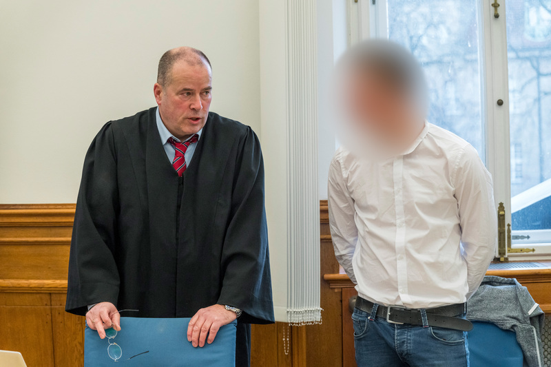 Der junge Mann mit rechtsradikaler Gesinnung soll in der Silvesternacht 2022 versucht haben, einen Feuerwerkskörper in die Synagoge in Ermreuth zu werfen, um diese in Brand zu stecken. Der junge Mann mit rechtsradikaler Gesinnung soll in der Silvesternacht 2022 versucht haben, einen Feuerwerkskörper in die Synagoge in Ermreuth zu werfen, um diese in Brand zu stecken.