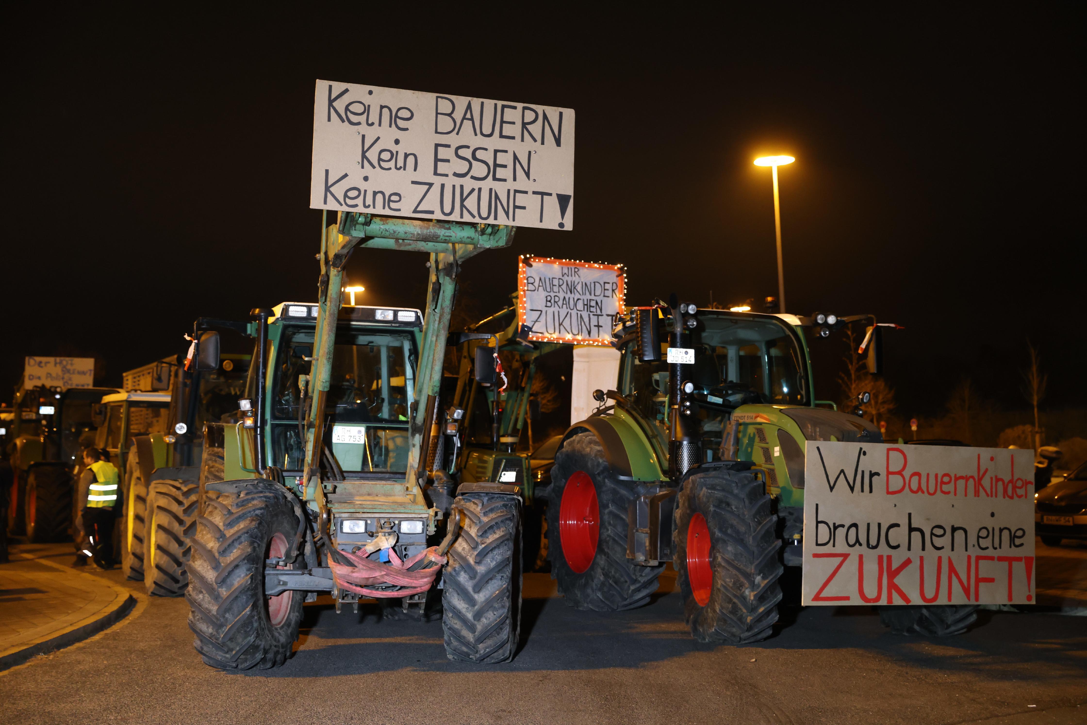 Bereits früh am Freitagmorgen geht es für die Landwirte aus der Region los. Die Botschaften, die sie dabei haben, sind eindrucksvoll. "Keine Bauern, kein Essen, keine Zukunft", bringt es dieser Landwirt auf einen einfachen Nenner.  