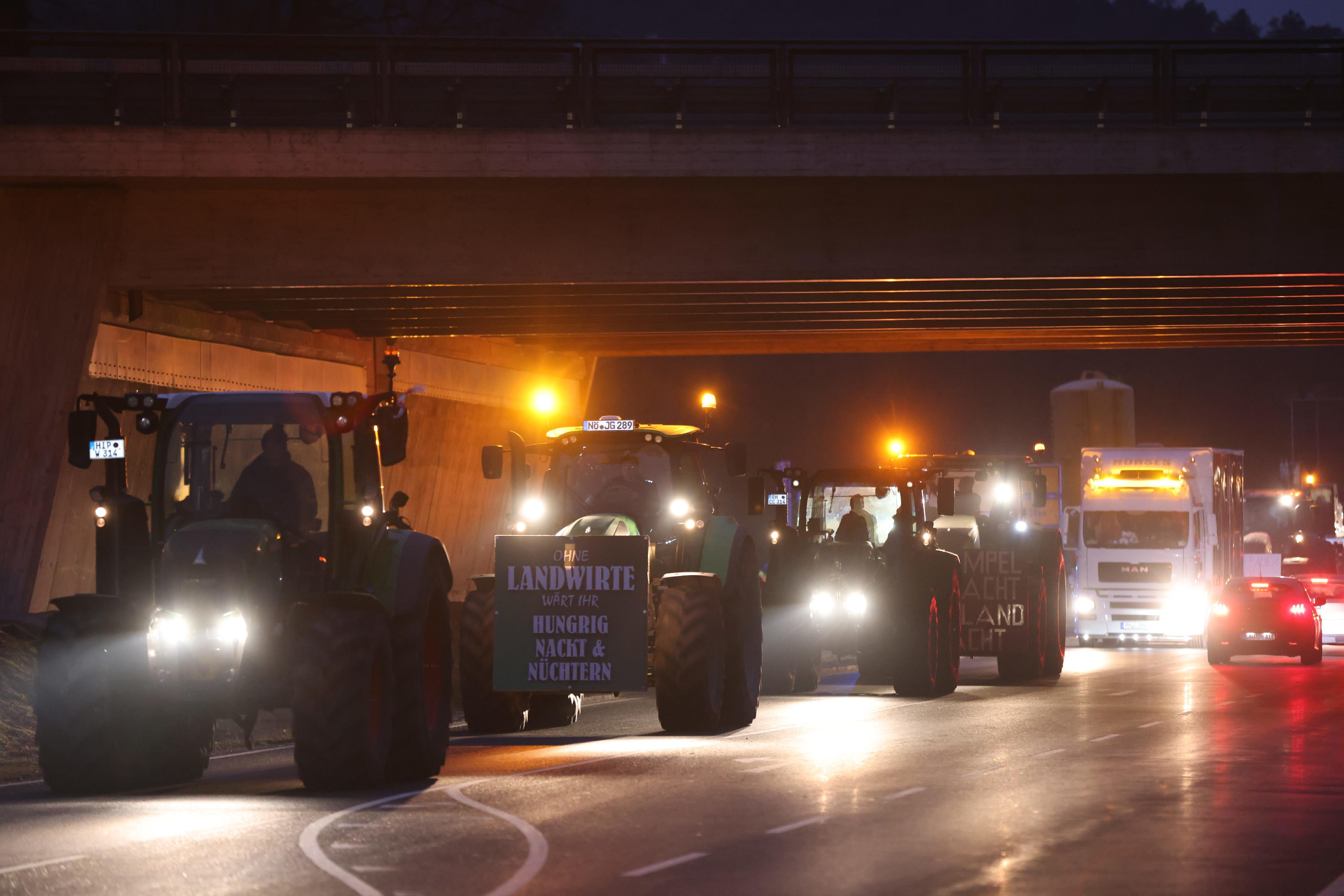 Nicht nur Bulldogs sind unterwegs: Dem Protestzug haben sich auch Lastwagen und Lieferwagen angeschlossen.