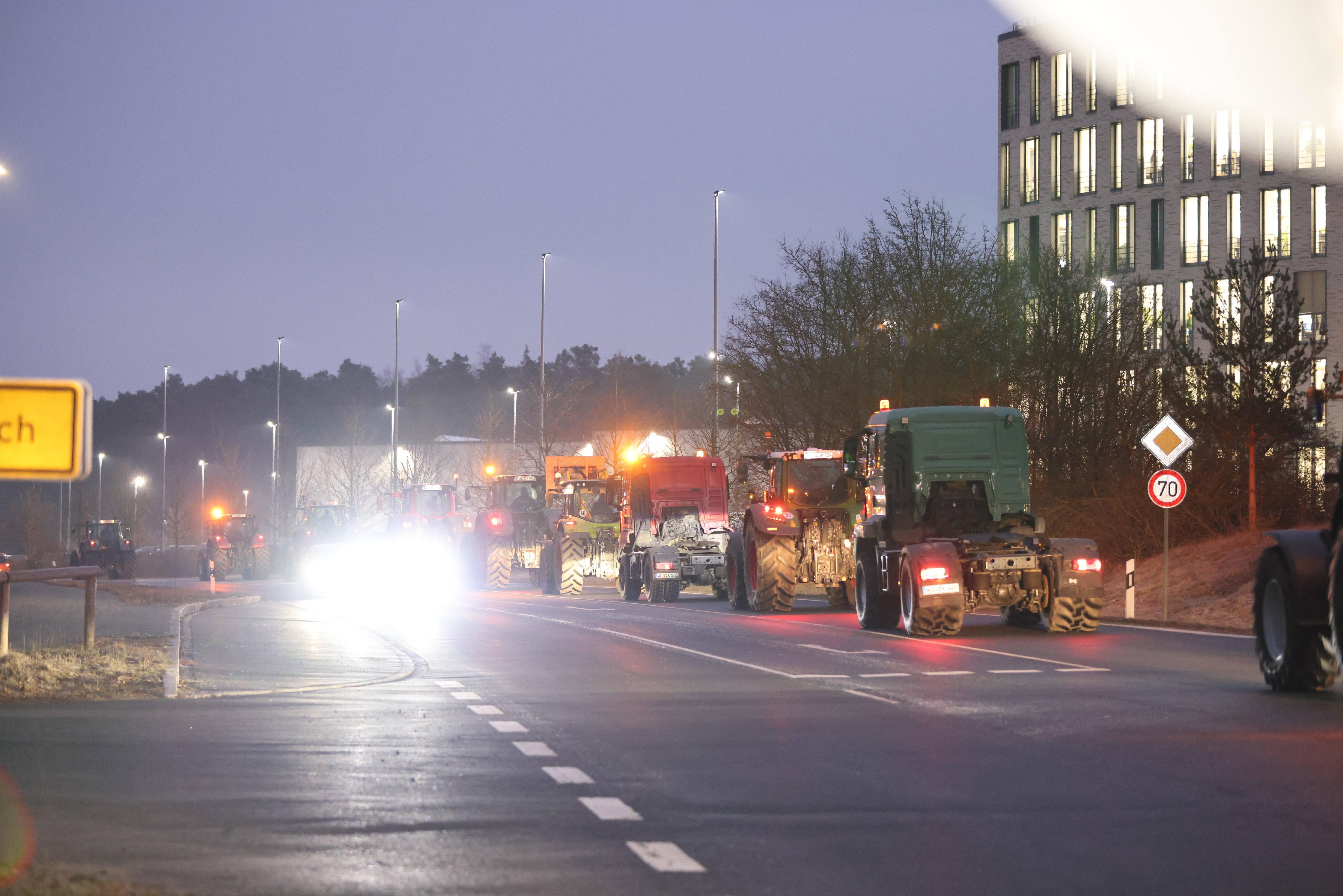 Die Bauern legen den Verkehr rund um die B2 bei Penzendorf lahm. Hier auf Höhe der Firma Niehoff. 