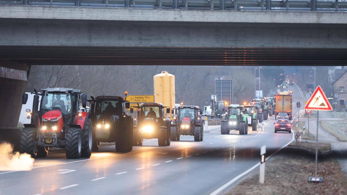 Am 12. Januar fuhren zahlreiche Bauern aus dem Landkreis Roth mit ihren Traktoren zur Demonstration nach Nürnberg. Zwei Wochen später steht ein weiterer Protesttag an - dieses Mal sind auf den Bundesstraßen und an den Autobahn-Auffahrten Schleichfahrten geplant.
