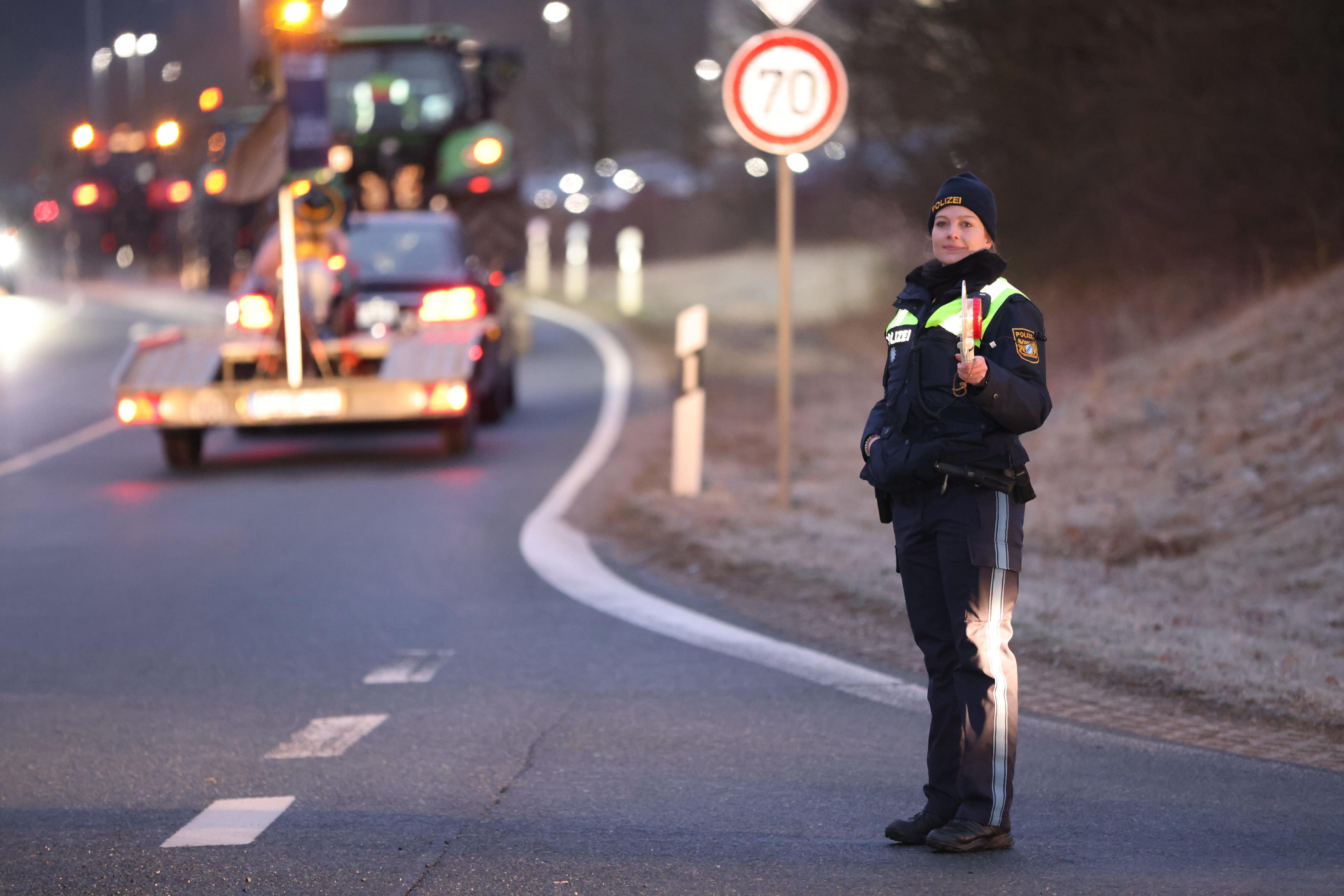 Auch zahlreiche Polizeibeamte sind bei den Protestzügen der Landwirte durch den Landkreis Roth nach Schwabach dabei.
