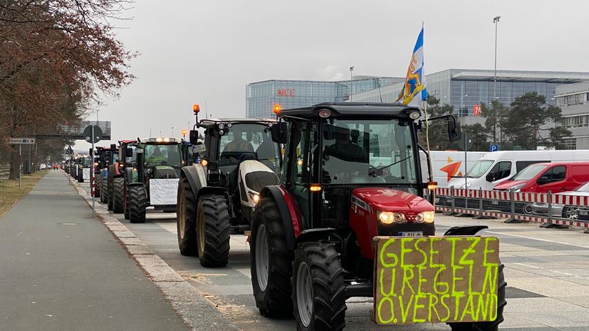 Ein Meer aus Traktoren: Landwirte treffen sich zu riesiger Protest-Aktion in Nürnberg