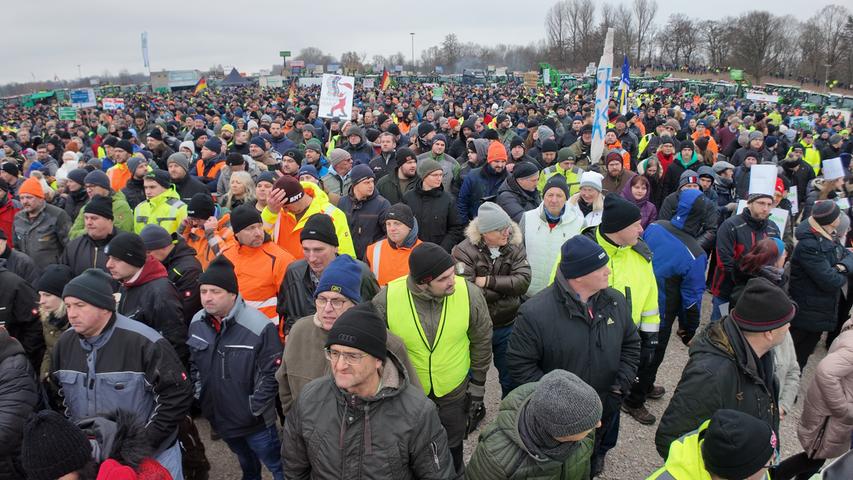 Ein Meer aus Traktoren: Landwirte treffen sich zu riesiger Protest-Aktion in Nürnberg