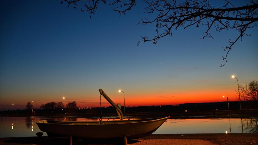 Am Main-Donau Kanal verfärbte sich nach Sonnenuntergang der Horizont in rot-orange,  und dabei lud das Rettungsboot, rein gedanklich, zu einer romantischen Rudertour ein. Mehr Leserfotos finden Sie hier