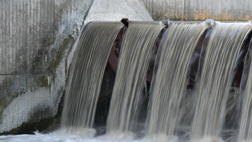 Wassermassen fließen aus dem Altmühlsee in den Altmühlüberleiter zum Brombachsee. Mehr Leserfotos finden Sie hier