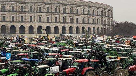Verkehrschaos und ein Meer aus Traktoren am Volksfestplatz: So war der Bauernprotest in der Region