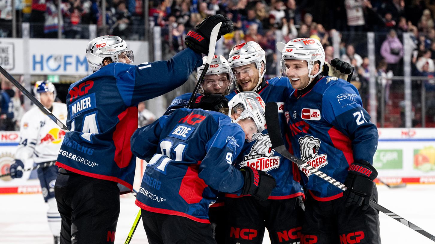 Und als Gratulation gab's auf den Helm: Die Ice Tigers feiern den Siegtorschützen Elis Hede. Und als Gratulation gab's auf den Helm: Die Ice Tigers feiern den Siegtorschützen Elis Hede.