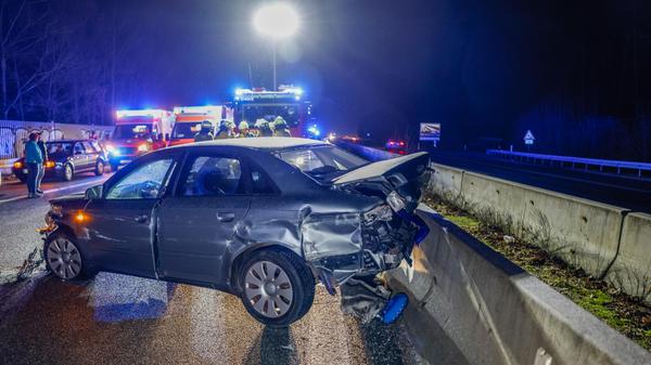 Eisregen in Nordbayern: Drei Autos krachen auf spiegelglatter Bundesstraße ineinander