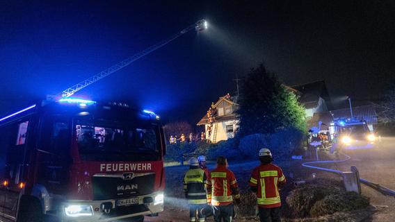 Dachstuhlbrand in Ebenried löst Feuerwehreinsatz aus - bis zu 100.000 Euro Schaden
