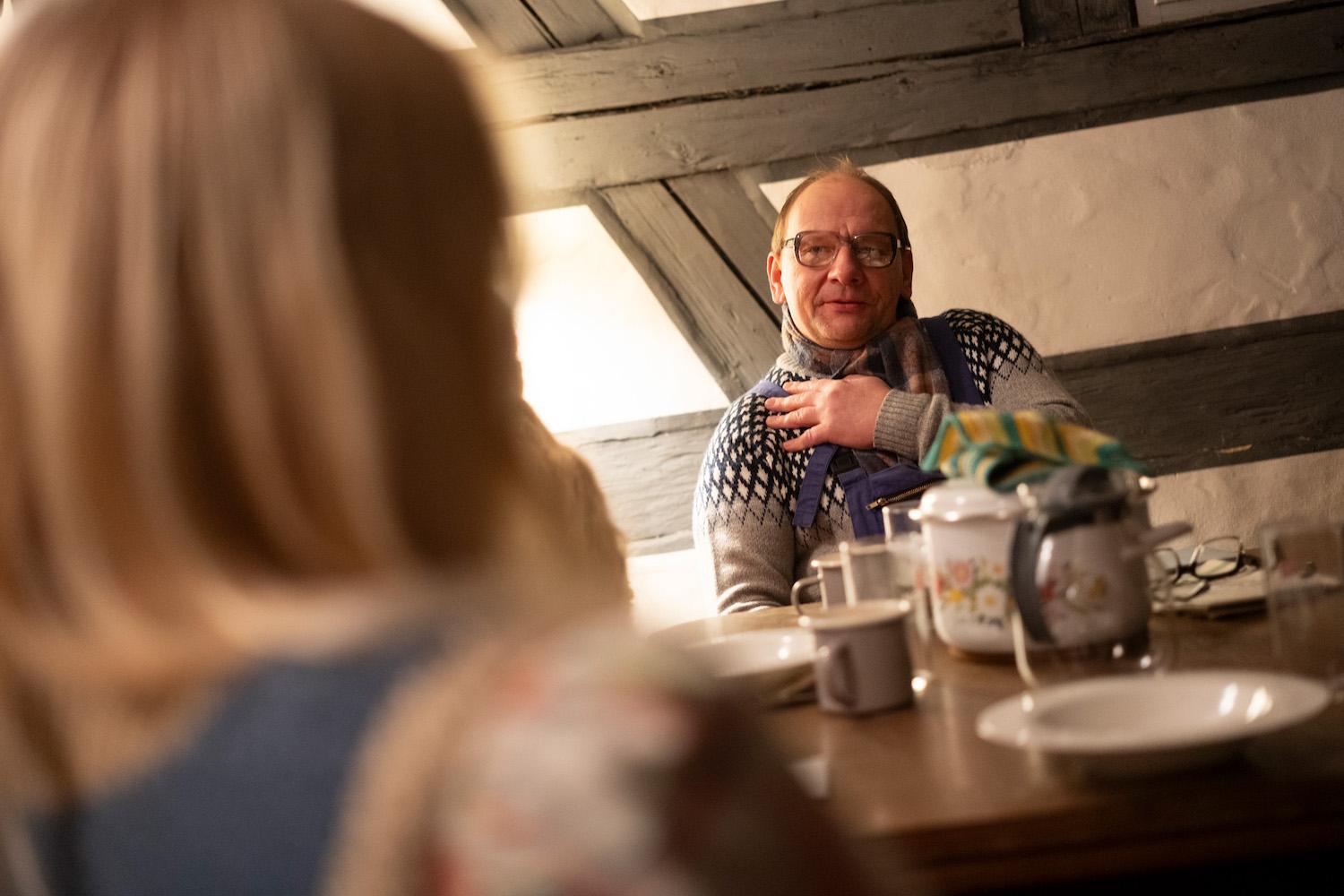 Hans-Peter Nikosavič (Johannes Szilvássy) ist alleinerziehender Vater, Werkstattbesitzer und Feuerwehrkommandant - sowie ebenfalls in Conny Strifler verliebt.