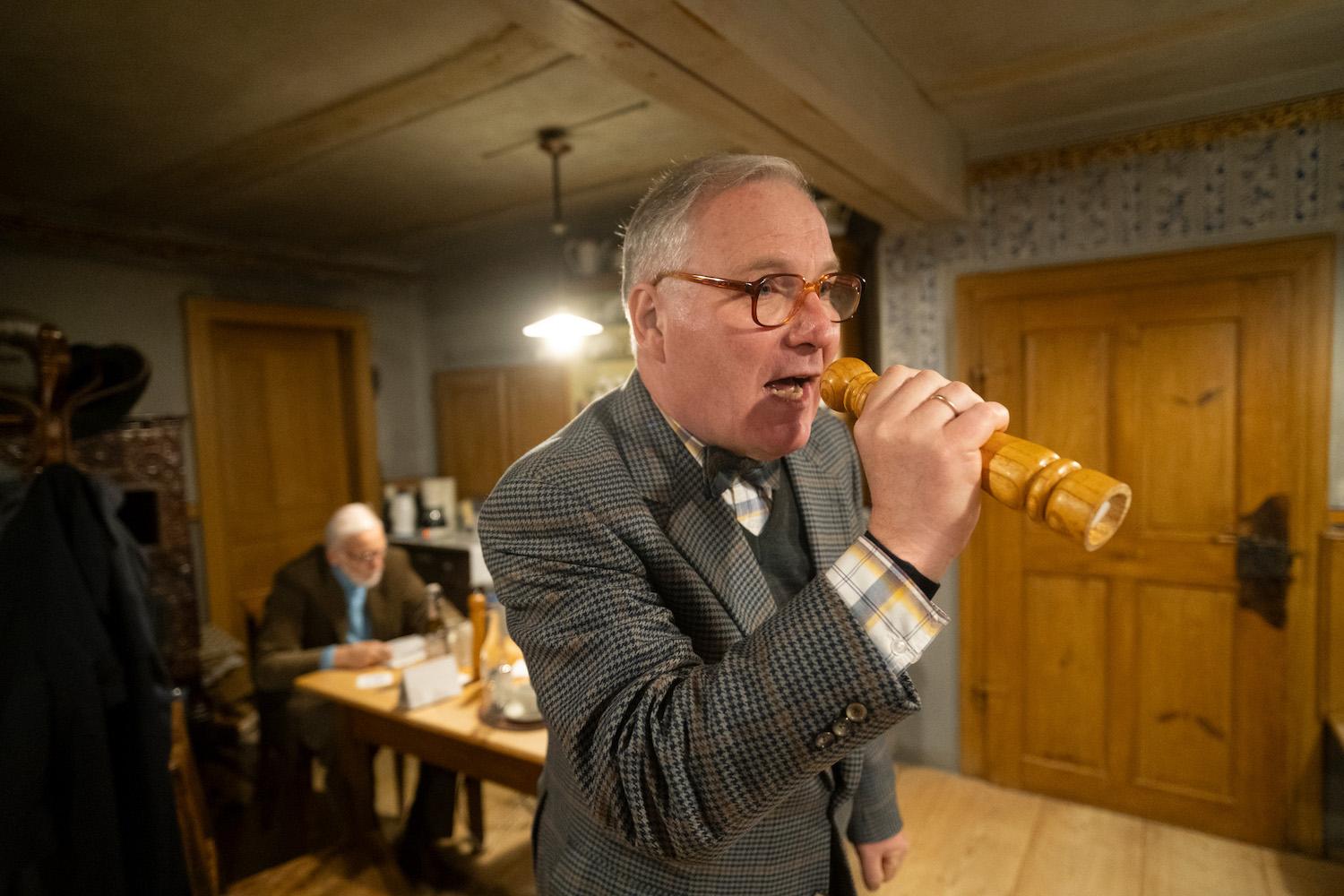 Wie war das jetzt vor 50 Jahren? Heinz Haberecht (Ludger Mennes) rappt im Wirtshaus seine Sicht der Dinge.   