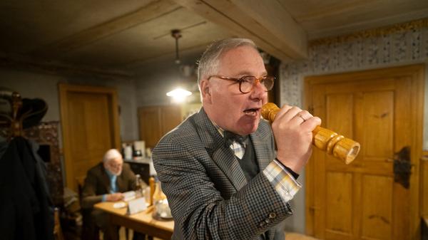 Wie war das jetzt vor 50 Jahren? Heinz Haberecht (Ludger Mennes) rappt im Wirtshaus seine Sicht der Dinge.
