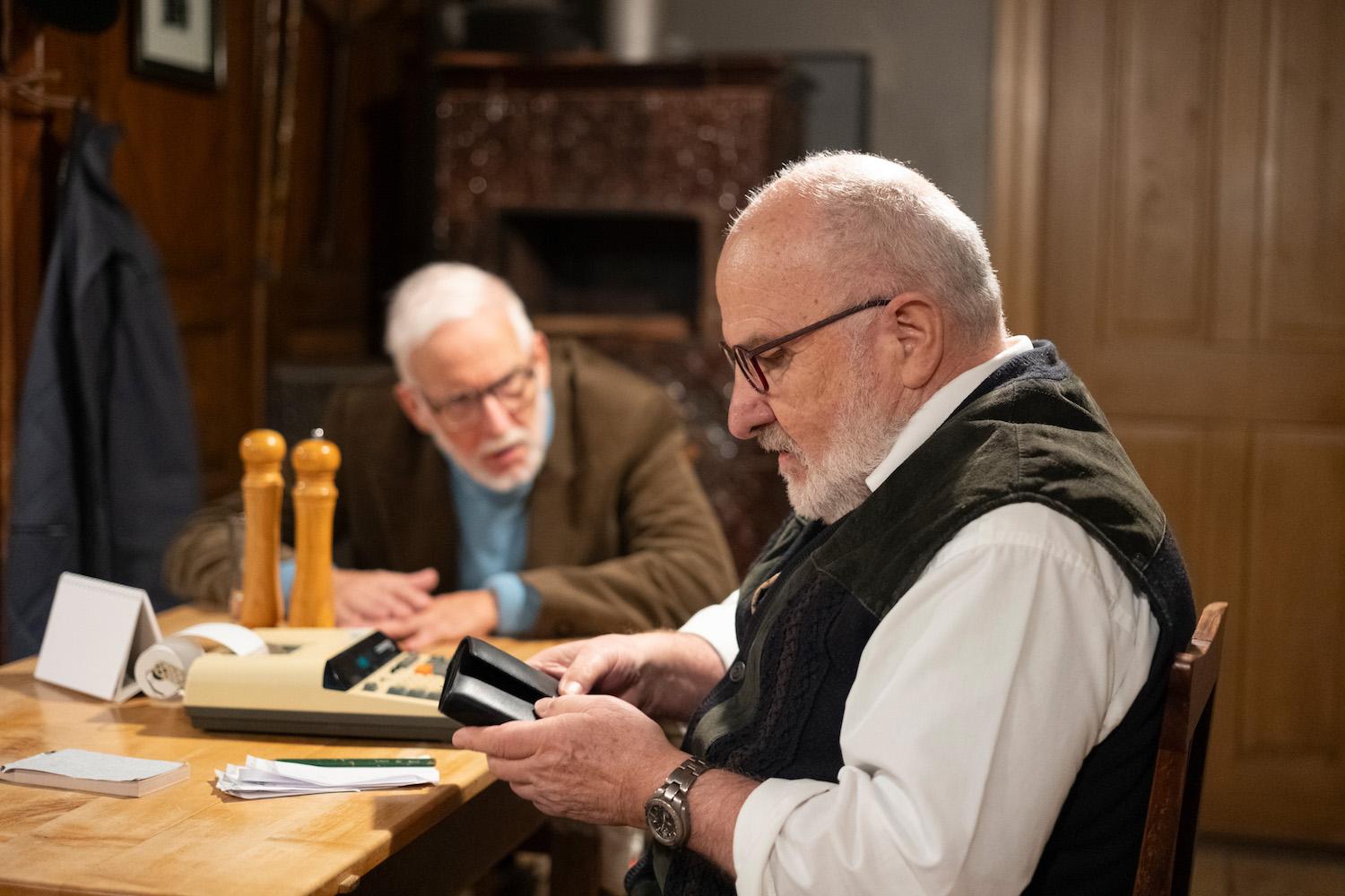 Der frühere Dorflehrer Martin Schallenmüller (Jürgen Brenner) hat Erinnerungsschwierigkeiten. Der Wirt Konrad Betz (Petrus Huber) ist ihm nicht unbedingt eine echte Hilfe.  