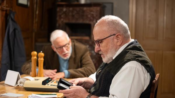 Der frühere Dorflehrer Martin Schallenmüller (Jürgen Brenner) hat Erinnerungsschwierigkeiten. Der Wirt Konrad Betz (Petrus Huber) ist ihm nicht unbedingt eine echte Hilfe.
