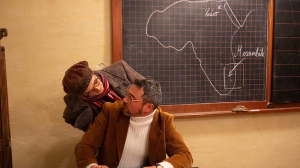 Barbara Wengert (Luise Hagedise Bernburg) erklärt dem Dorflehrer Martin Schallenmüller (René Erkens), wie sie ihn bei seinem Werben um Conny Strifler unterstützt hat.