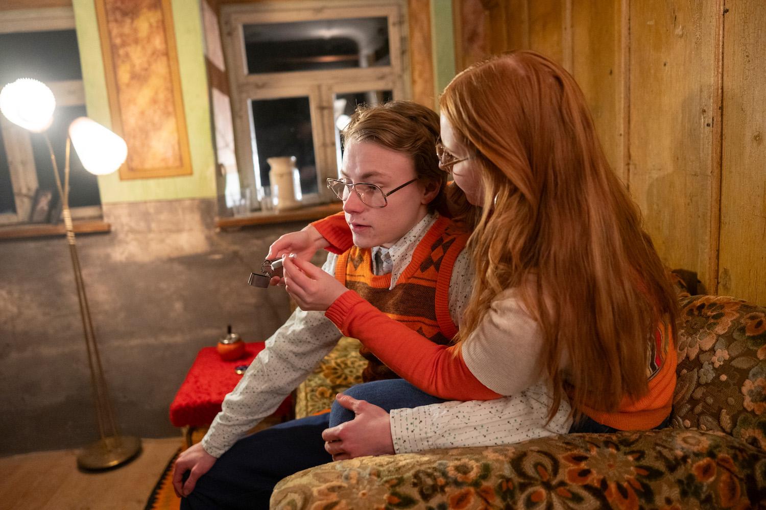 Der junge Stefan Geiger (Silas Hutzler) stürzt sich sich in ein amouröses Abenteuer mit der Freundin seines Bruders, Sabine Huss (Jacqueline Kinzel).