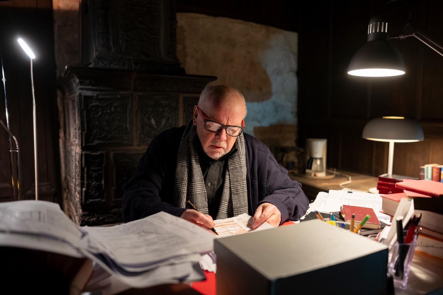 Der Buchautor Norbert (Thomas W. Schmidt) schreibt die Ereignisse der Brandnacht aus seiner Sicht zusammen....