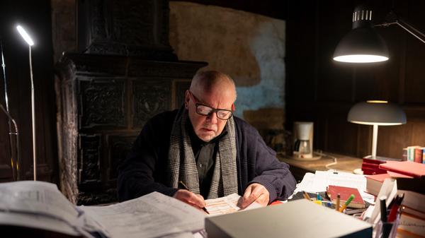 Der Buchautor Norbert (Thomas W. Schmidt) schreibt die Ereignisse der Brandnacht aus seiner Sicht zusammen....