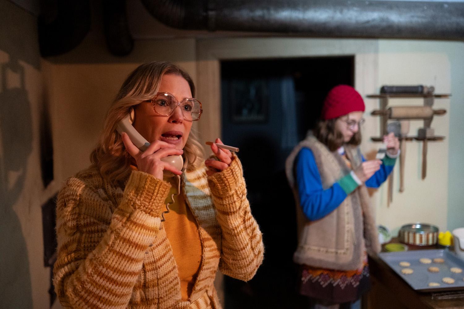 Conny Strifler (Anna Wening) ist umworbene Dorfschönheit. Ihre Schwester Lina muss derweil in der Küche helfen.  