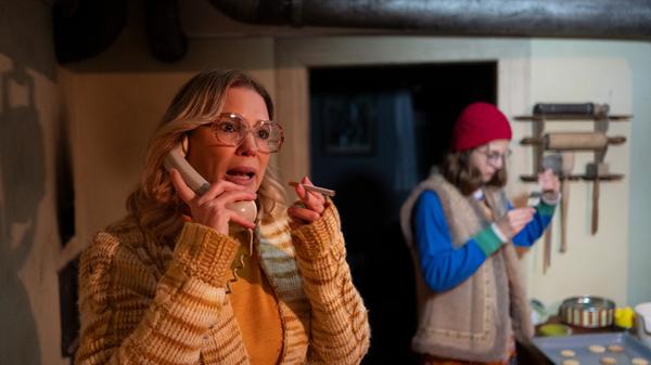 Conny Strifler (Anna Wening) ist umworbene Dorfschönheit. Ihre Schwester Lina muss derweil in der Küche helfen.