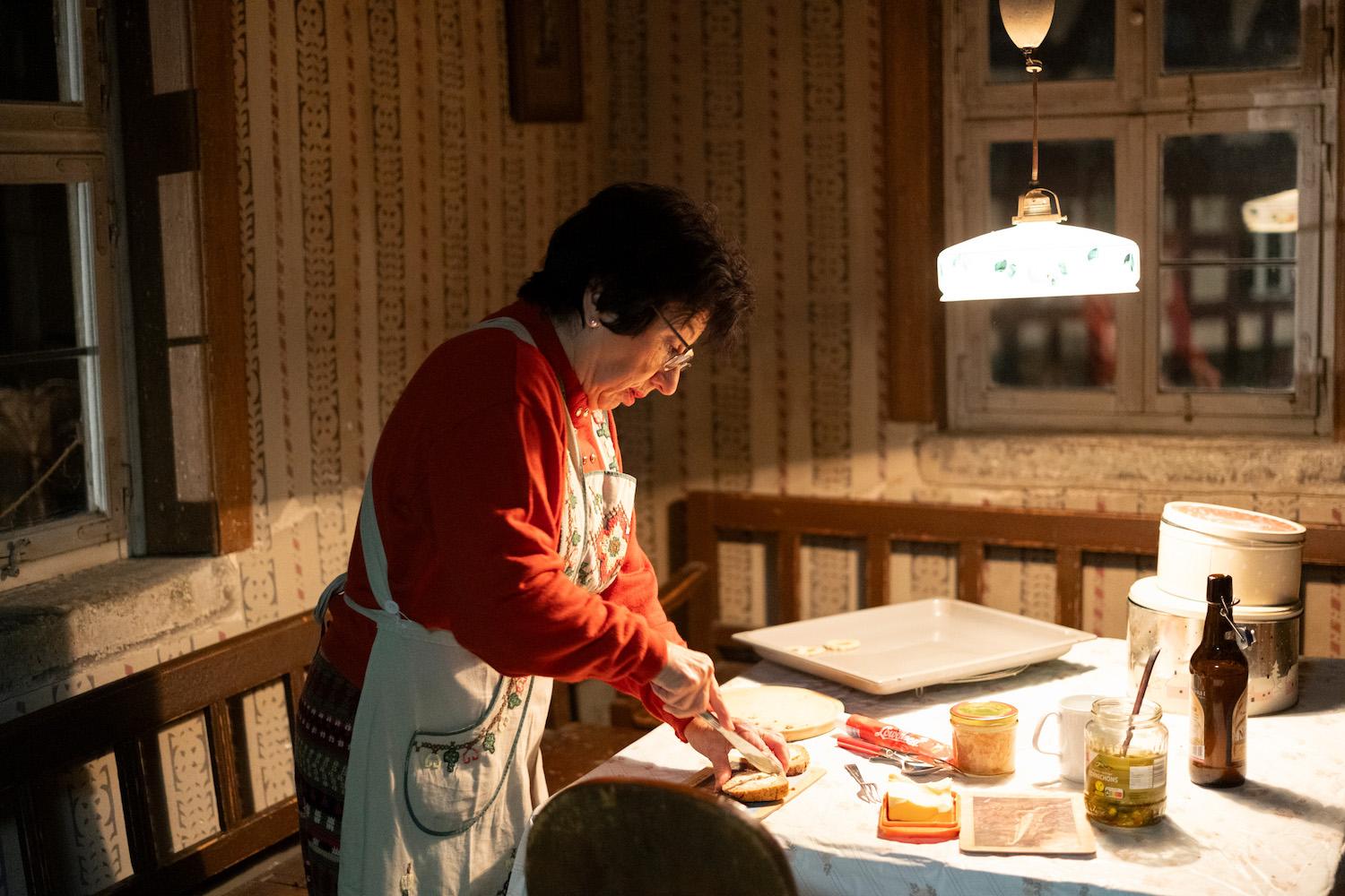 Im Hause Striffler bereitet Helga Strifler (Carmen Laub) derweil das Abendbrot für ihr beiden Töchter.