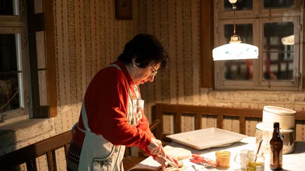 Im Hause Striffler bereitet Helga Strifler (Carmen Laub) derweil das Abendbrot für ihr beiden Töchter.