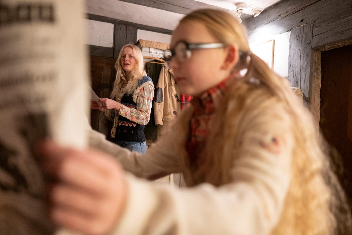 Seine Töchter Carla  (Pauline Schwiersch) und Hannchen Nikosavič (Svea Mattlener) sind blitzgescheit und lassen sich vom Vater nicht so ohne weiteres hinters Licht führen.  