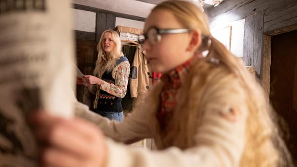 Seine Töchter Carla (Pauline Schwiersch) und Hannchen Nikosavič (Svea Mattlener) sind blitzgescheit und lassen sich vom Vater nicht so ohne weiteres hinters Licht führen.