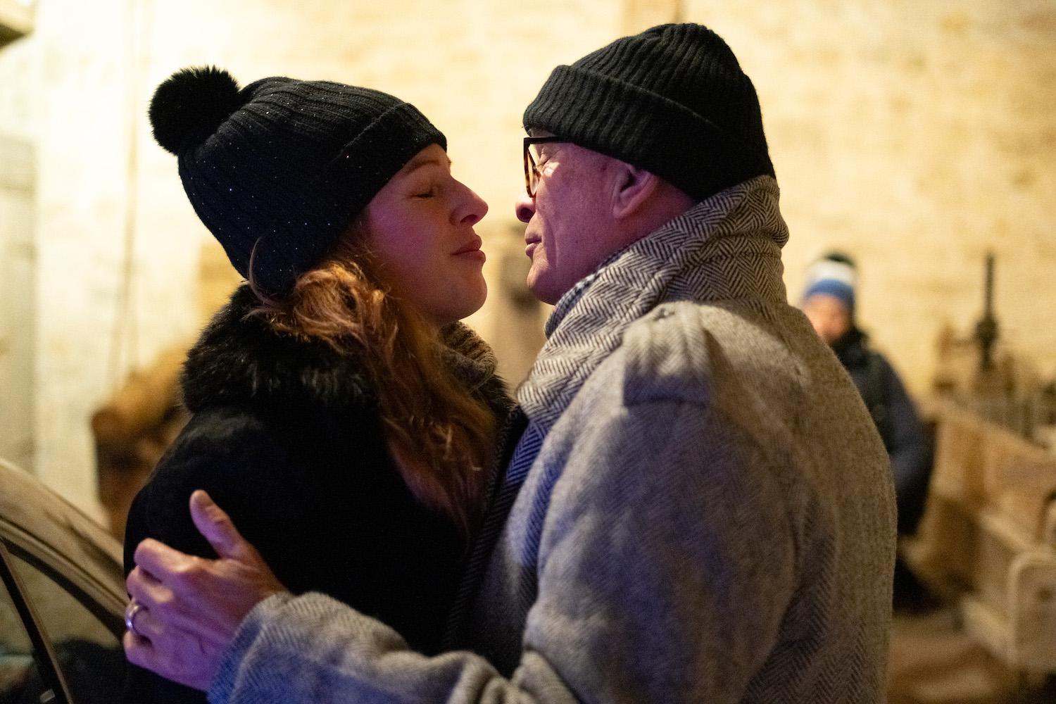 50 Jahre nach der Brandnacht hat Stefan Geiger (Peter Pruchniewitz) das traumatische Ereignis immer noch nicht verarbeitet, wie seine Frau Amélie Geiger-Duclos (Tanja Hoops) vor Ort erfahren muss. 