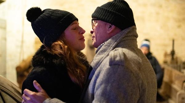 50 Jahre nach der Brandnacht hat Stefan Geiger (Peter Pruchniewitz) das traumatische Ereignis immer noch nicht verarbeitet, wie seine Frau Amélie Geiger-Duclos (Tanja Hoops) vor Ort erfahren muss.