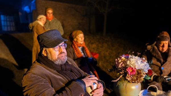 Kollektives Erinnern ist vor dem abgebrannten Geiger-Hof angesagt.