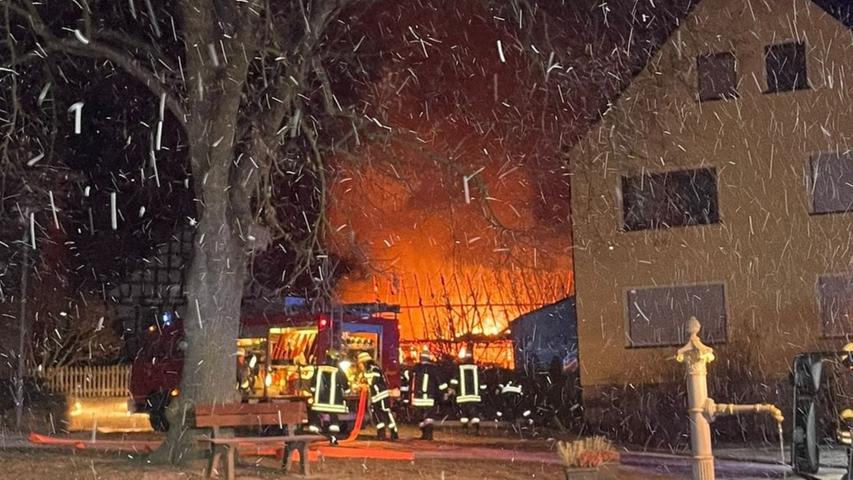 Scheune mit Holz und Heu geht in Flammen auf: 100 Feuerwehrleute im Kreis Ansbach im Einsatz