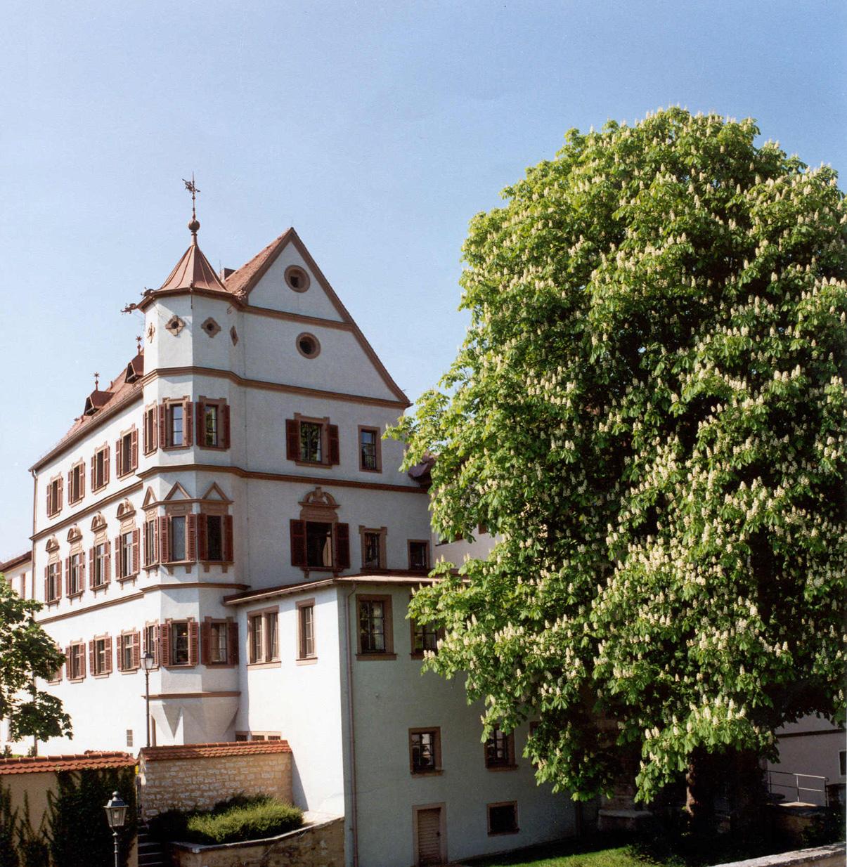1594 wurde im Stadtschloss Treuchtlingen der Reitergeneral Gottfried Heinrich von Pappenheim geboren. Dieser Mann wurde später in Schillers "Wallenstein" mit dem Ausspruch "Daran erkenn ich meine Pappenheimer" ein bleibendes Denkmal gesetzt. Im Stadtschloss können Sie verschiedene Ausstellungen mit freiem Eintritt besuchen. Informationen zu aktuellen Veranstaltungen erhalten Sie hier.