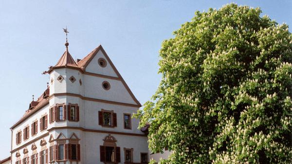 1594 wurde im Stadtschloss Treuchtlingen der Reitergeneral Gottfried Heinrich von Pappenheim geboren. Dieser Mann wurde später in Schillers "Wallenstein" mit dem Ausspruch "Daran erkenn ich meine Pappenheimer" ein bleibendes Denkmal gesetzt. Im Stadtschloss können Sie verschiedene Ausstellungen mit freiem Eintritt besuchen. Informationen zu aktuellen Veranstaltungen erhalten Sie hier.