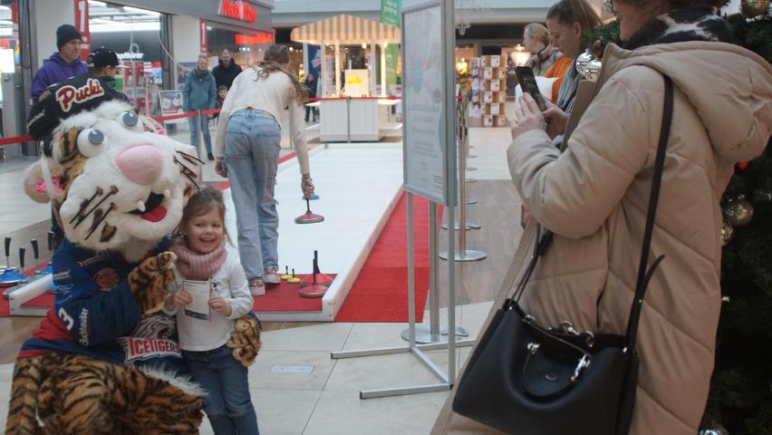 "Pucki" herzte im Neuen Markt die Großen und die Kleinen. "Pucki" herzte im Neuen Markt die Großen und die Kleinen.
