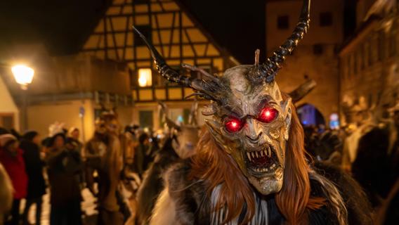 Gruselige Gestalten: Abenberger Hexen machen beim ersten Brauchtumsumzug die Nacht zum Tag