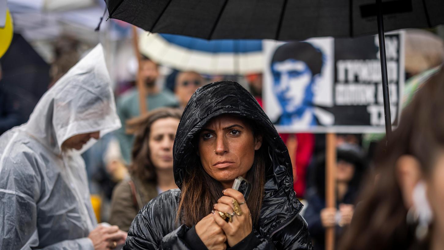 Eine Frau nimmt in Tel Aviv an einer Demonstration anlässlich des hundertsten Tages seit dem verheerenden Angriff der Hamas auf Israel teil. 