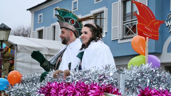 Bürgermeisterin vs. Prinzenpaar in Treuchtlingen: Wer machte beim Wettmelken das Rennen?