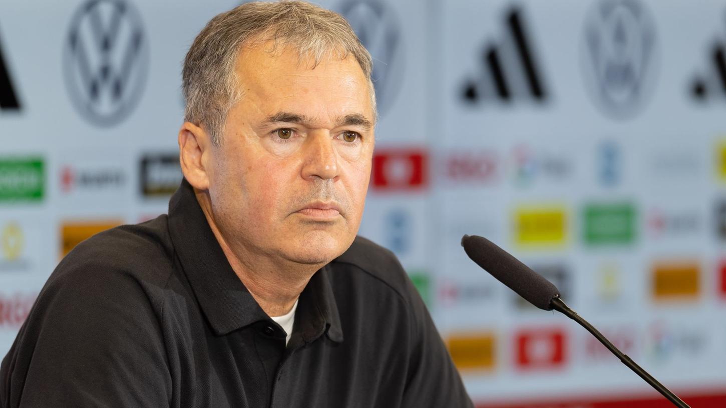 Andreas Rettig, Geschäftsführer Sport des Deutschen Fußball-Bundes (DFB), steht hinter Bundestrainer Julian Nagelsmann.