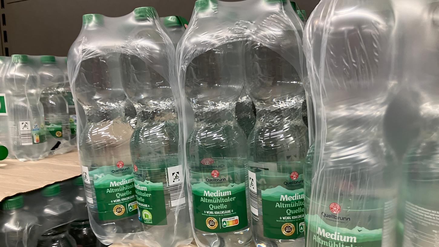Da die bisherige Wasserentnahme zur Übernutzung des Grundwassers im Sandsteinkeuper beiträgt, will Altmühltaler künftig vor allem aus dem höher gelegenen Eisensandstein Wasser fördern und wie gehabt als Trinkwasser abfüllen. Da die bisherige Wasserentnahme zur Übernutzung des Grundwassers im Sandsteinkeuper beiträgt, will Altmühltaler künftig vor allem aus dem höher gelegenen Eisensandstein Wasser fördern und wie gehabt als Trinkwasser abfüllen.