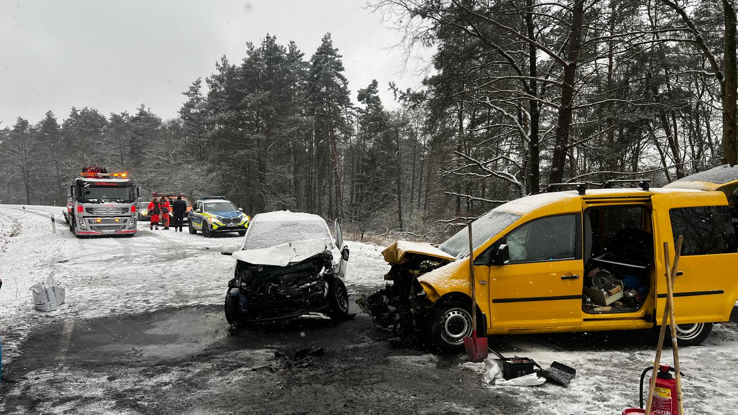 Am Montagvormittag kam es zu einem schweren Verkehrsunfall auf der Staatstraße 2241 zwischen Neunkirchen am Sand und Wolfshöhe.
