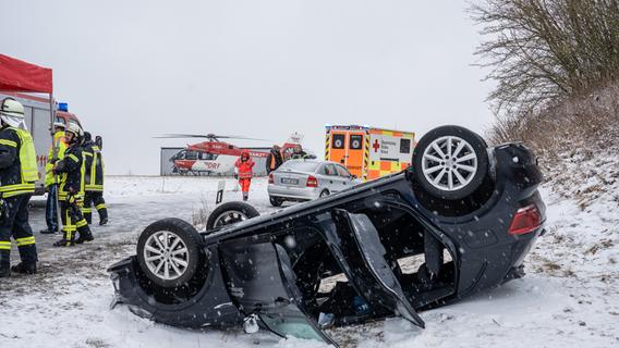 Schwerer Unfall im Nürnberger Land: Auto überschlägt sich auf A9 - Fahrer muss reanimiert werden